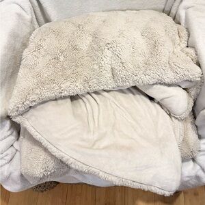 Luxurious Cream Sherpa Blanket
